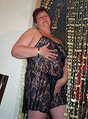 Chunky mature slut showing her stuff